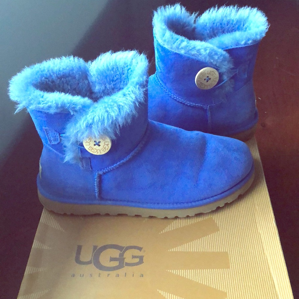 Uggs w mini Bailey Button.